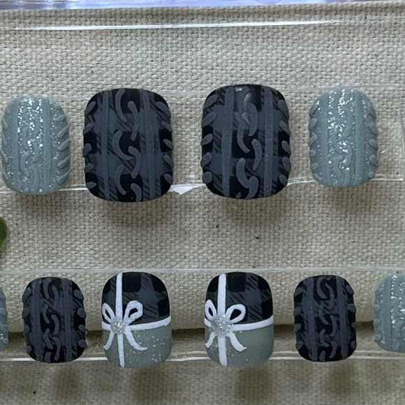 Reusable gray plaid sweater press on nails set of 20 - Picture 2 of 5